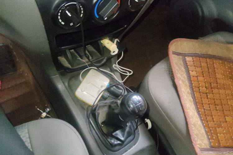 Used Dongfeng Shuaike 2013 Revised Version 1.5L Manual Comfort Trim 7 Seats China IV Standard Gear Lever