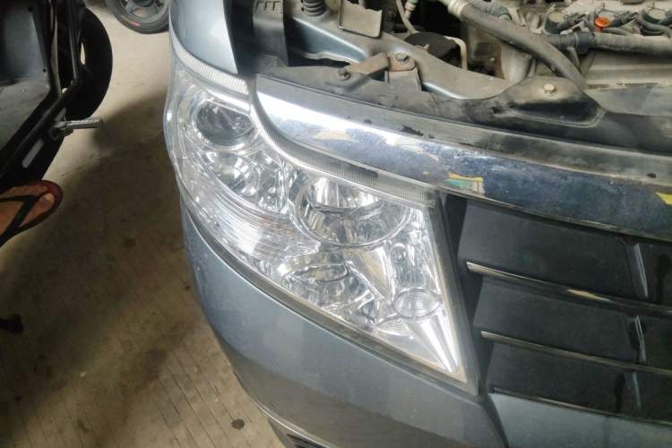 Used Dongfeng Shuaike 2013 Revised Version 1.5L Manual Comfort Trim 7 Seats China IV Standard Right Front Headlight
