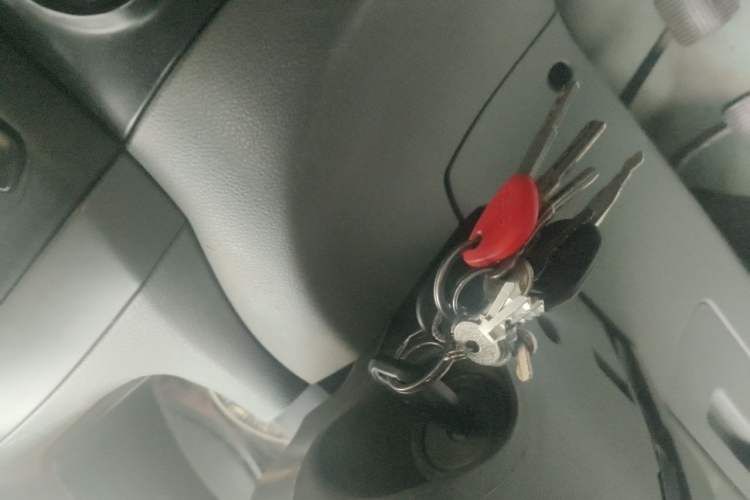 Used Dongfeng Shuaike 2013 Revised Version 1.5L Manual Standard Edition 7 Seats China IV Standard Vehicle Key