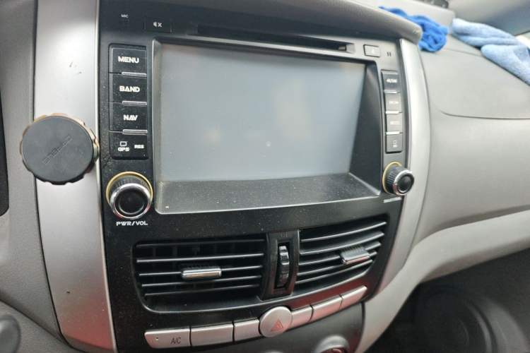 Used Dongfeng Shuaike 2013 Facelift 1.5L Manual Comfort 7-Seater China V Standard Audio And AC Panel