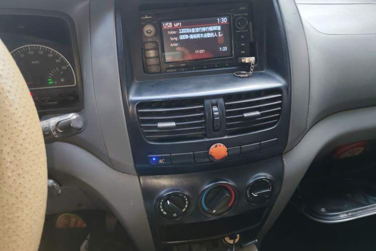 Used Dongfeng Shuaike 2013 Revised Version 1.5L Manual Comfort Trim 7 Seats China IV Standard Audio And AC Panel