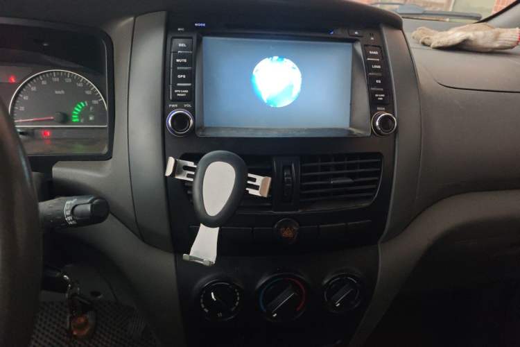 Used Dongfeng Shuaike 2013 Revised Version 1.5L Manual Standard Trim 5 Seats China IV Standard Audio And AC Panel
