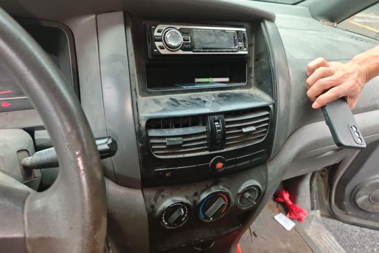 Used Dongfeng Shuaike 2013 Revised Version 1.5L Manual Standard Edition 7 Seats China IV Standard Audio And AC Panel