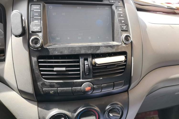 Used Dongfeng Shuaike 2013 Revised Version 1.5L Manual Standard Edition 7 Seats China IV Standard Audio And AC Panel
