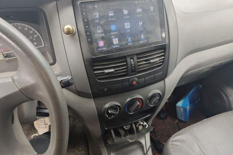 Used Dongfeng Shuaike 2013 Revised Version 1.5L Manual Comfort Trim 7 Seats China IV Standard Audio And AC Panel