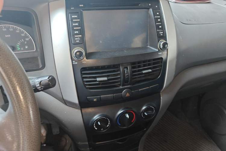 Used Dongfeng Shuaike 2013 Revised Version 1.6L Manual Luxury 7-Seater China V Standard Audio And AC Panel