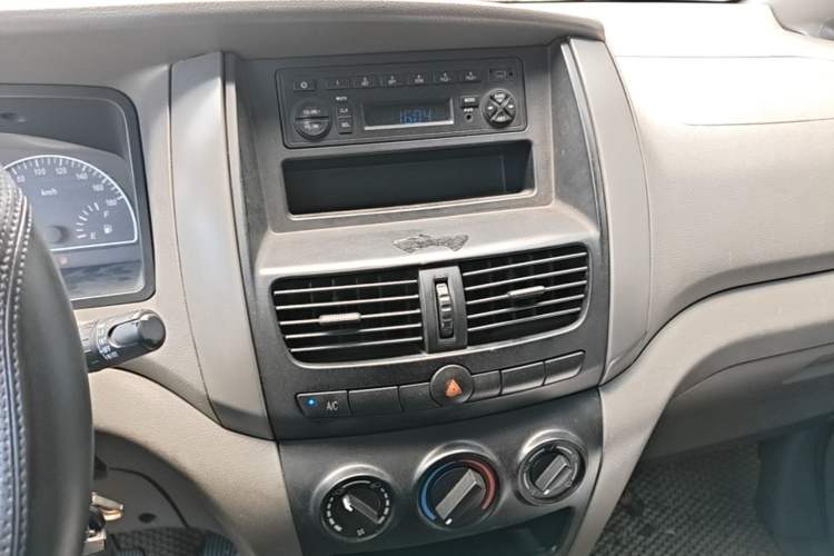 Used Dongfeng Shuaike 2013 Revised Version 1.5L Manual Standard Edition 7 Seats China V Emission Standard Audio And AC Panel
