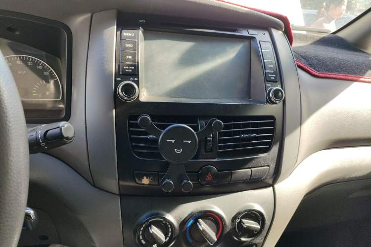 Used Dongfeng Shuaike 2013 Revised Version 1.5L Manual Comfort Trim 7 Seats China IV Standard Audio And AC Panel