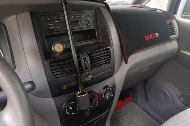 Used Dongfeng Shuaike 2013 Revised Version 1.5L Manual Comfort Trim 7 Seats China IV Standard Audio And AC Panel