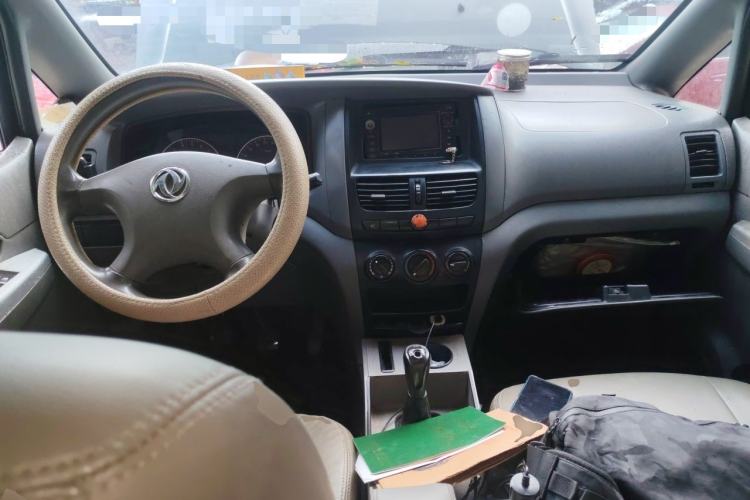 Used Dongfeng Shuaike 2013 Revised Version 1.5L Manual Comfort Trim 7 Seats China IV Standard Center Console