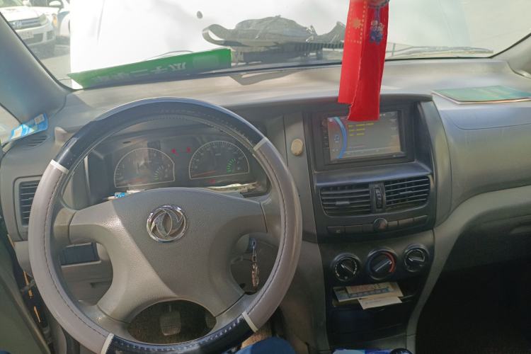 Used Dongfeng Shuaike 2013 Revised Version 1.5L Manual Standard Edition 7 Seats China V Emission Standard Center Console