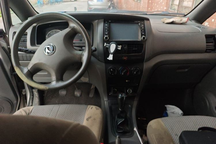 Used Dongfeng Shuaike 2013 Revised Version 1.5L Manual Standard Trim 5 Seats China IV Standard Center Console