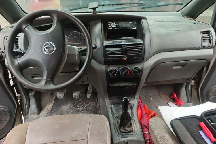 Used Dongfeng Shuaike 2013 Revised Version 1.5L Manual Standard Edition 7 Seats China IV Standard Center Console