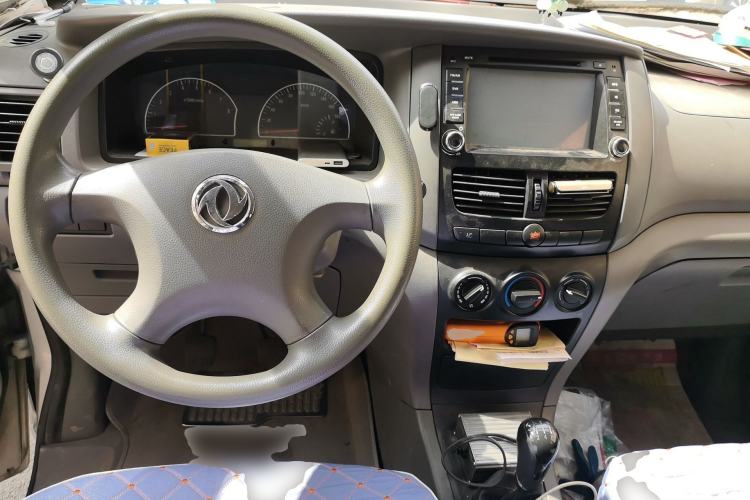 Used Dongfeng Shuaike 2013 Revised Version 1.5L Manual Standard Edition 7 Seats China IV Standard Center Console