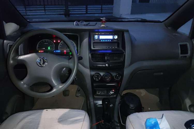 Used Dongfeng Shuaike 2013 1.5L Manual Standard Model 7-Seater China V Standard Center Console
