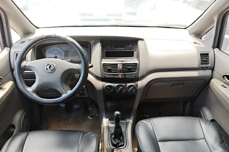 Used Dongfeng Shuaike 2013 Revised Version 1.5L Manual Standard Edition 7 Seats China V Emission Standard Center Console