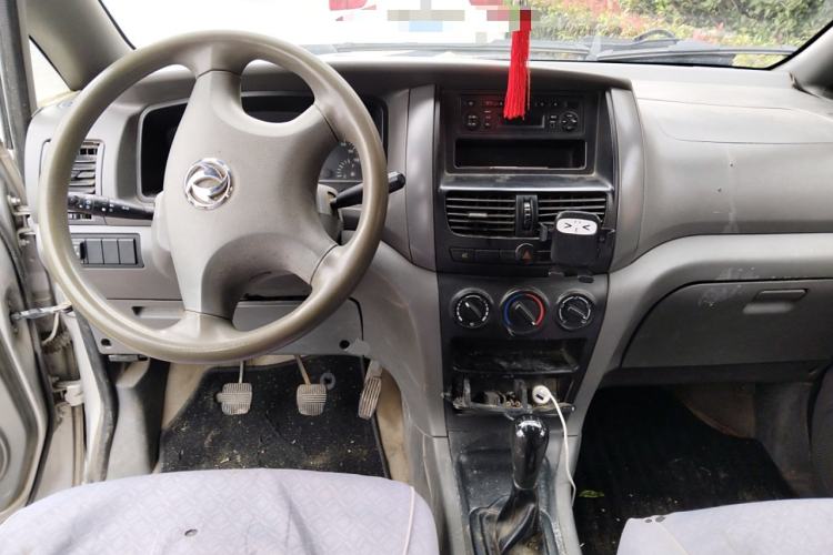 Used Dongfeng Shuaike 2013 1.5L Manual Standard Model 7-Seater China V Standard Center Console