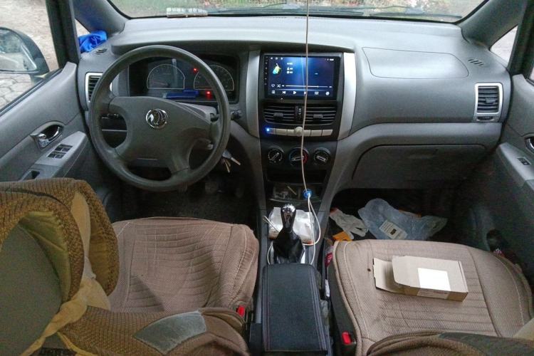 Used Dongfeng Shuaike 2013 Revised Version 1.5L Manual Comfort Trim 7 Seats China IV Standard Center Console