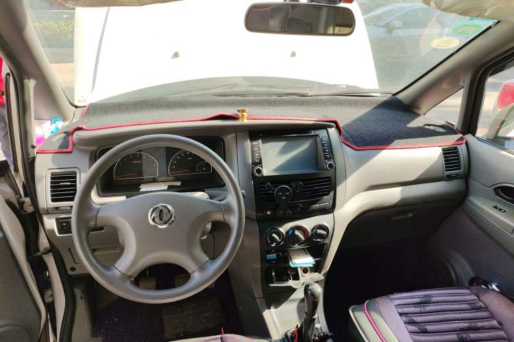 Used Dongfeng Shuaike 2013 Revised Version 1.5L Manual Comfort Trim 7 Seats China IV Standard Center Console
