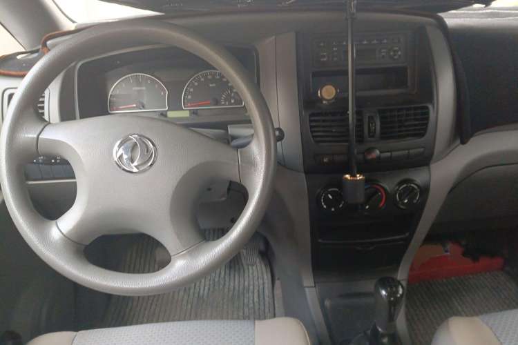 Used Dongfeng Shuaike 2013 Revised Version 1.5L Manual Comfort Trim 7 Seats China IV Standard Center Console