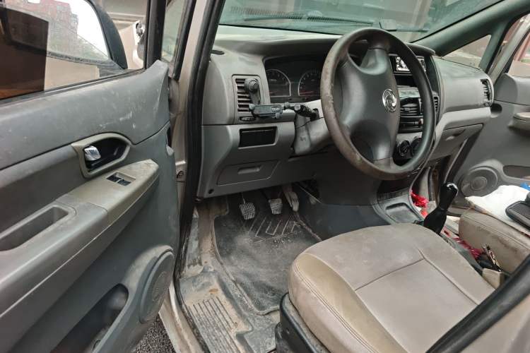 Used Dongfeng Shuaike 2013 Revised Version 1.5L Manual Standard Edition 7 Seats China IV Standard Driver Seat