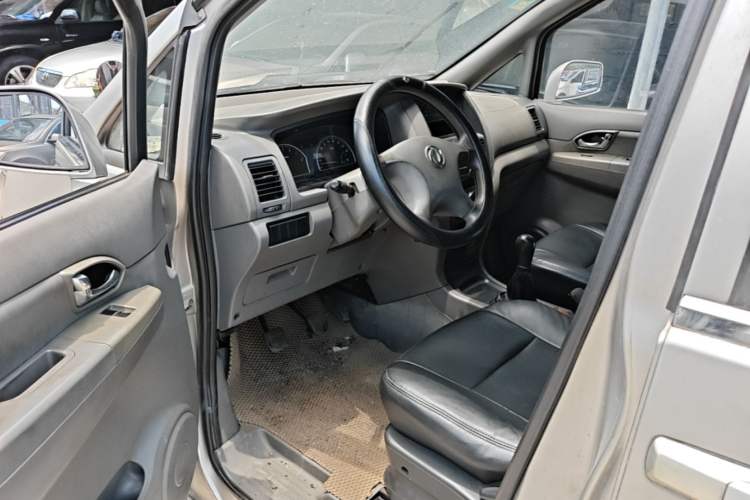 Used Dongfeng Shuaike 2013 Revised Version 1.5L Manual Standard Edition 7 Seats China V Emission Standard Driver Seat
