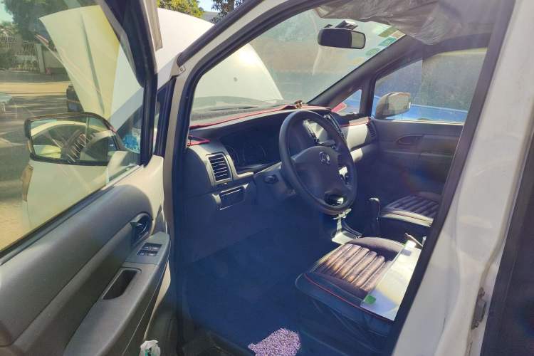 Used Dongfeng Shuaike 2013 Revised Version 1.5L Manual Comfort Trim 7 Seats China IV Standard Driver Seat