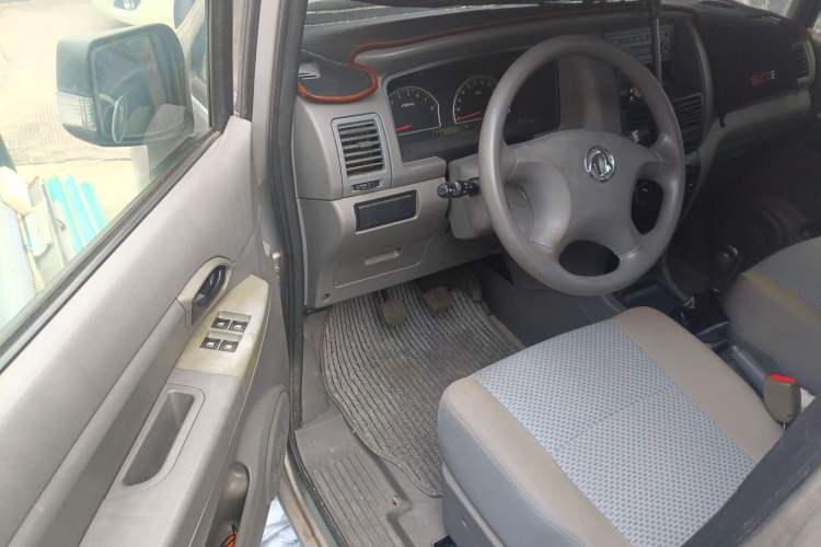 Used Dongfeng Shuaike 2013 Revised Version 1.5L Manual Comfort Trim 7 Seats China IV Standard Driver Seat