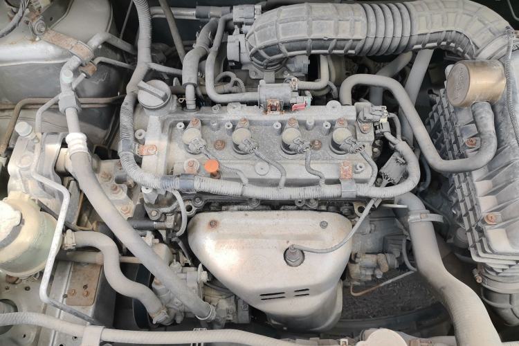 Used Dongfeng Shuaike 2013 Revised Version 1.5L Manual Standard Edition 7 Seats China IV Standard Engine Bay