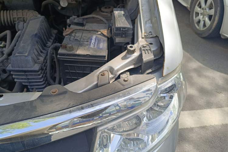 Used Dongfeng Shuaike 2013 Revised Version 1.5L Manual Standard Edition 7 Seats China V Emission Standard Engine Bay Left