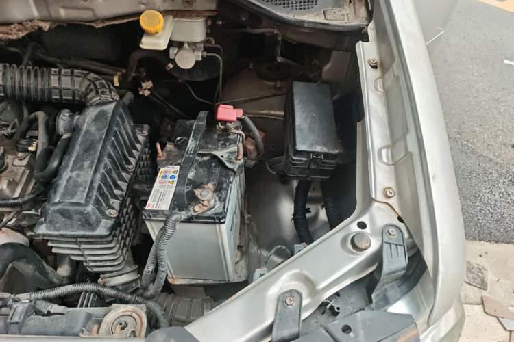 Used Dongfeng Shuaike 2013 Revised Version 1.5L Manual Standard Edition 7 Seats China IV Standard Engine Bay Left