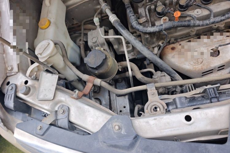 Used Dongfeng Shuaike 2013 Facelift 1.5L Manual Comfort 7-Seater China V Standard Engine Bay Right