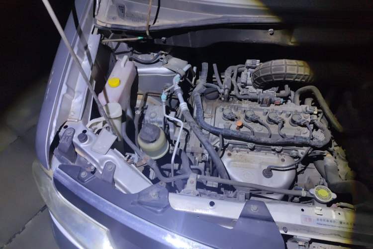 Used Dongfeng Shuaike 2013 Facelift 1.5L Manual Luxury 7-Seater China IV Standard Engine Bay Right
