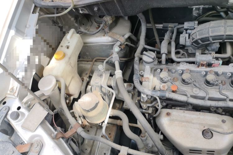 Used Dongfeng Shuaike 2013 Revised Version 1.5L Manual Standard Edition 7 Seats China IV Standard Engine Bay Right