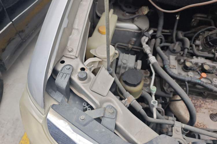Used Dongfeng Shuaike 2013 Revised Version 1.5L Manual Comfort Trim 7 Seats China IV Standard Engine Bay Right