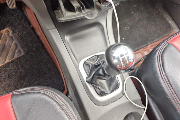 Used Dongfeng Shuaike 2013 Facelift 1.5L Manual Comfort 7-Seater China V Standard Gear Lever