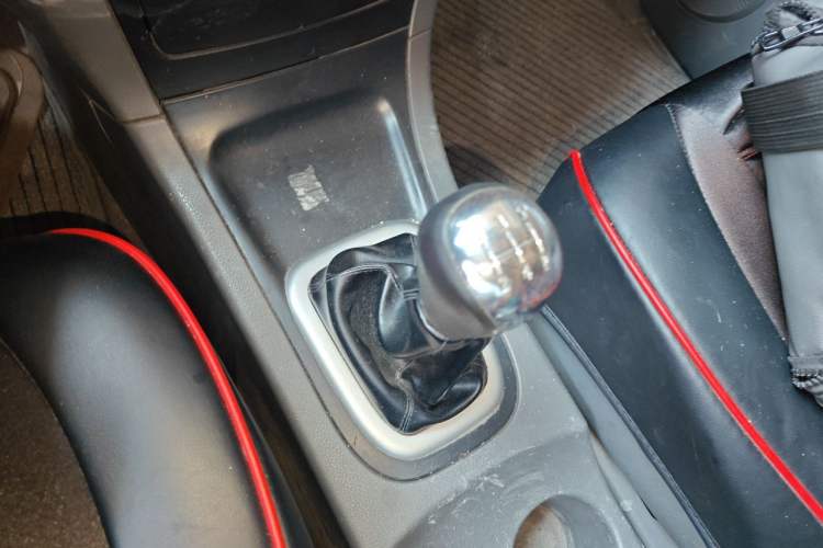 Used Dongfeng Shuaike 2013 Revised Version 1.6L Manual Luxury 7-Seater China V Standard Gear Lever