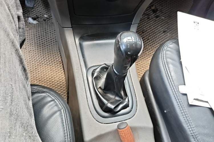 Used Dongfeng Shuaike 2013 Revised Version 1.5L Manual Standard Edition 7 Seats China V Emission Standard Gear Lever