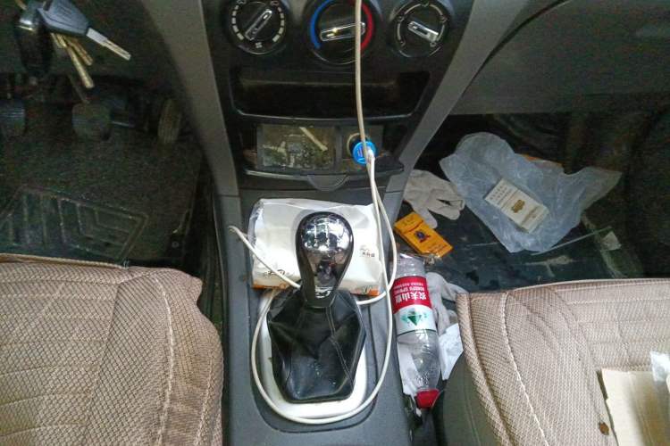 Used Dongfeng Shuaike 2013 Revised Version 1.5L Manual Comfort Trim 7 Seats China IV Standard Gear Lever