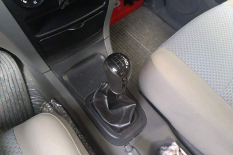 Used Dongfeng Shuaike 2013 Revised Version 1.5L Manual Comfort Trim 7 Seats China IV Standard Gear Lever