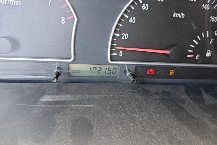 Used Dongfeng Shuaike 2013 Revised Version 1.5L Manual Standard Edition 7 Seats China V Emission Standard Odometer Close Up