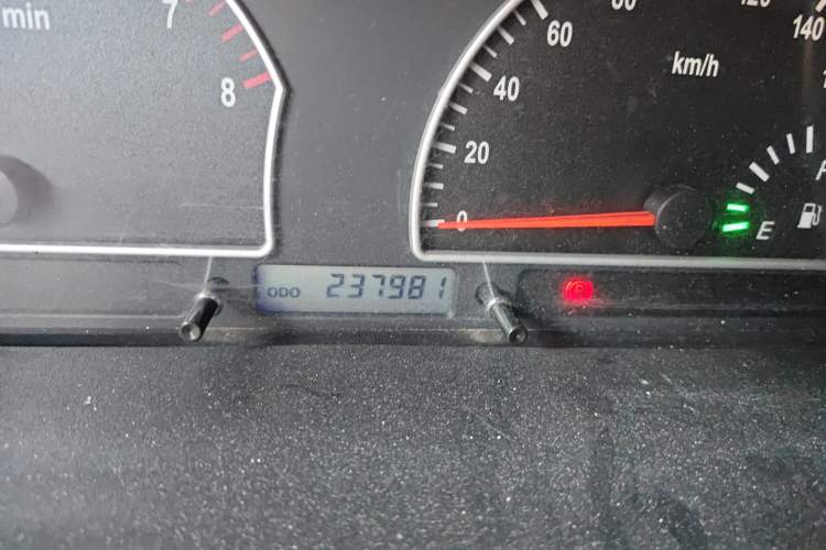 Used Dongfeng Shuaike 2013 Revised Version 1.5L Manual Comfort Trim 7 Seats China IV Standard Odometer Close Up