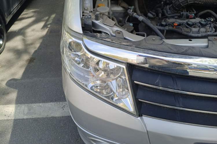 Used Dongfeng Shuaike 2013 Revised Version 1.5L Manual Standard Edition 7 Seats China V Emission Standard Right Front Headlight