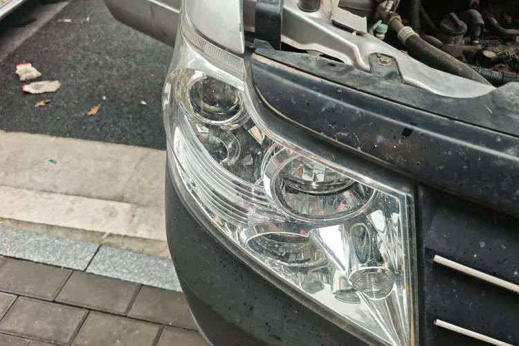 Used Dongfeng Shuaike 2013 Revised Version 1.5L Manual Standard Edition 7 Seats China IV Standard Right Front Headlight