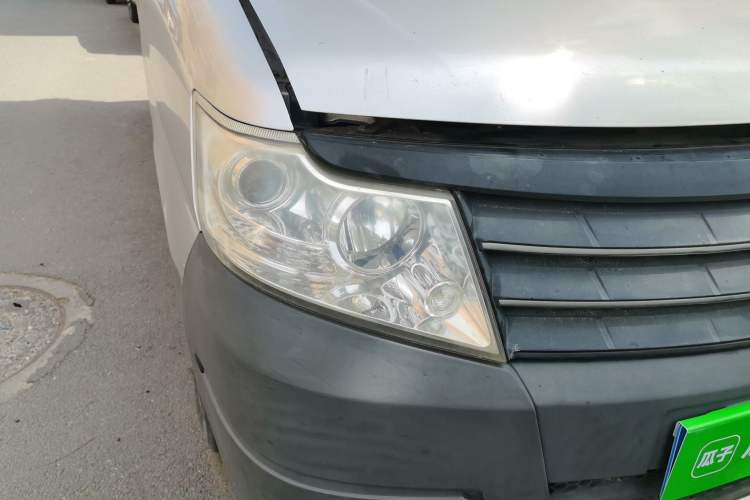 Used Dongfeng Shuaike 2013 Revised Version 1.5L Manual Standard Edition 7 Seats China IV Standard Right Front Headlight