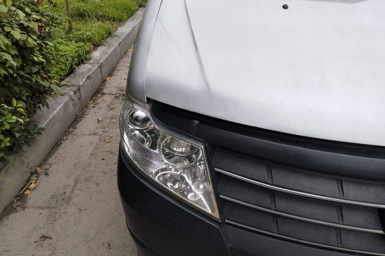Used Dongfeng Shuaike 2013 1.5L Manual Standard Model 7-Seater China V Standard Right Front Headlight