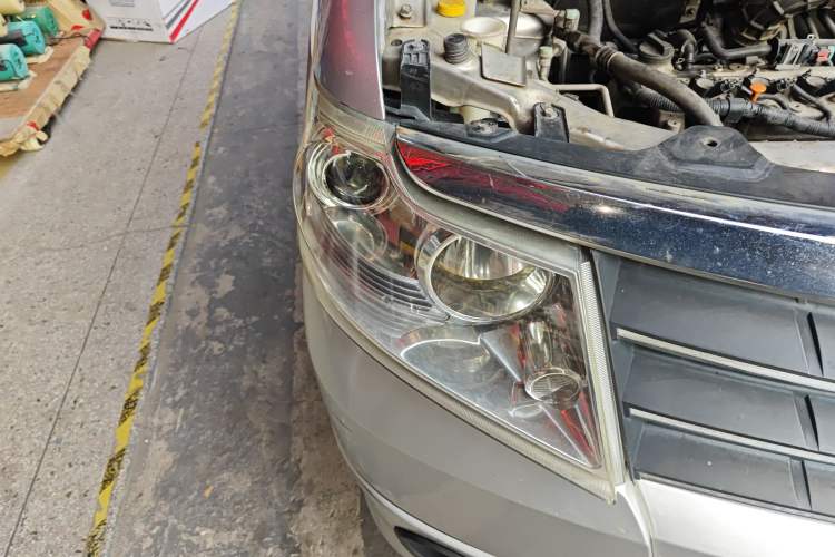 Used Dongfeng Shuaike 2013 Revised Version 1.5L Manual Comfort Trim 7 Seats China IV Standard Right Front Headlight