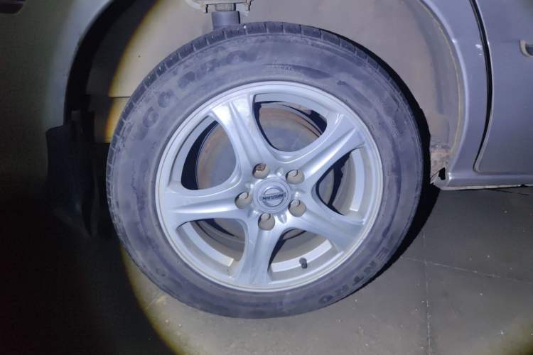 Used Dongfeng Shuaike 2013 Facelift 1.5L Manual Luxury 7-Seater China IV Standard Right Front Wheel Hub