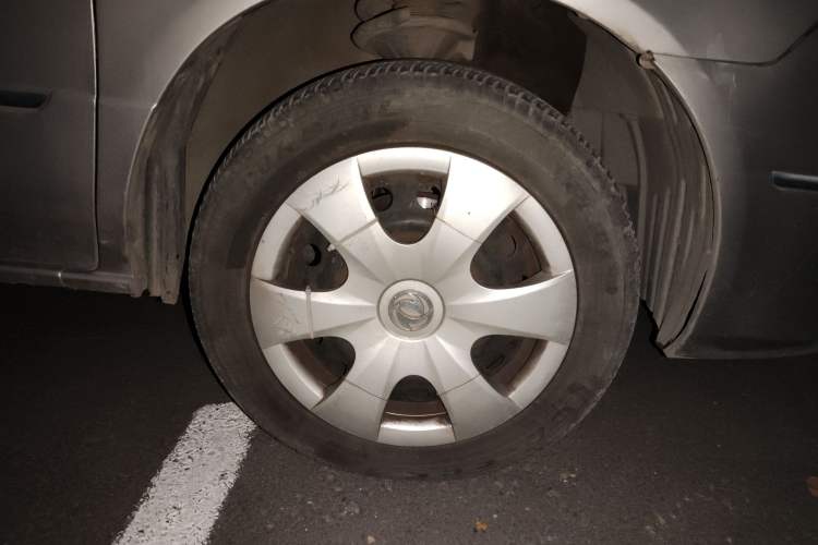 Used Dongfeng Shuaike 2013 1.5L Manual Standard Model 7-Seater China V Standard Right Front Wheel Hub