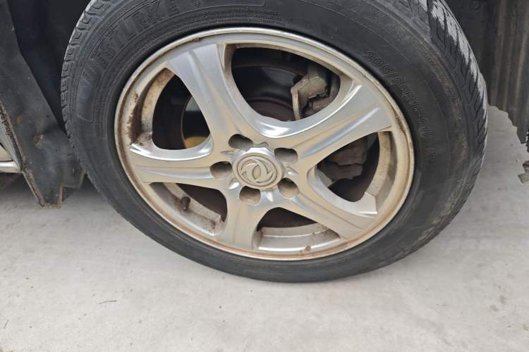 Used Dongfeng Shuaike 2013 Revised Version 1.5L Manual Comfort Trim 7 Seats China IV Standard Right Front Wheel Hub